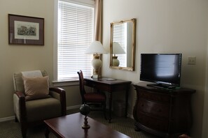 Corner Queen | Living area | TV