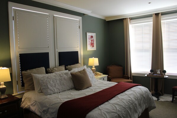 Gordon Ramsay Deluxe King | Individually decorated, desk, iron/ironing board, free WiFi