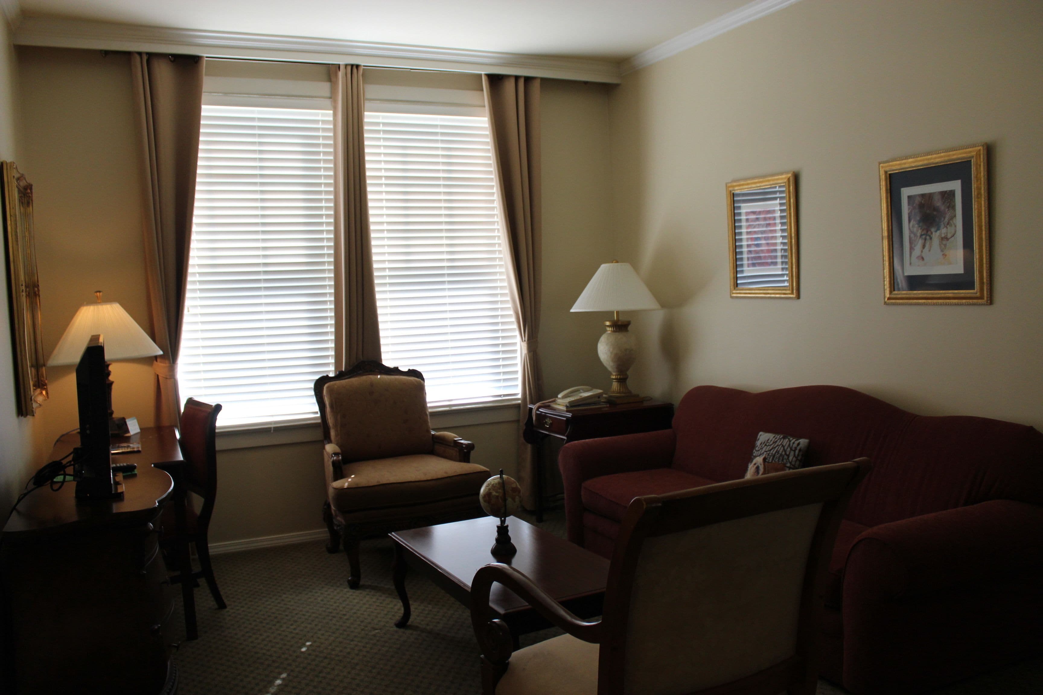 queen suite | living area | tv