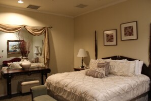 Deluxe King Suite/Honeymoon Suite - Hotel Chester (Starkville)