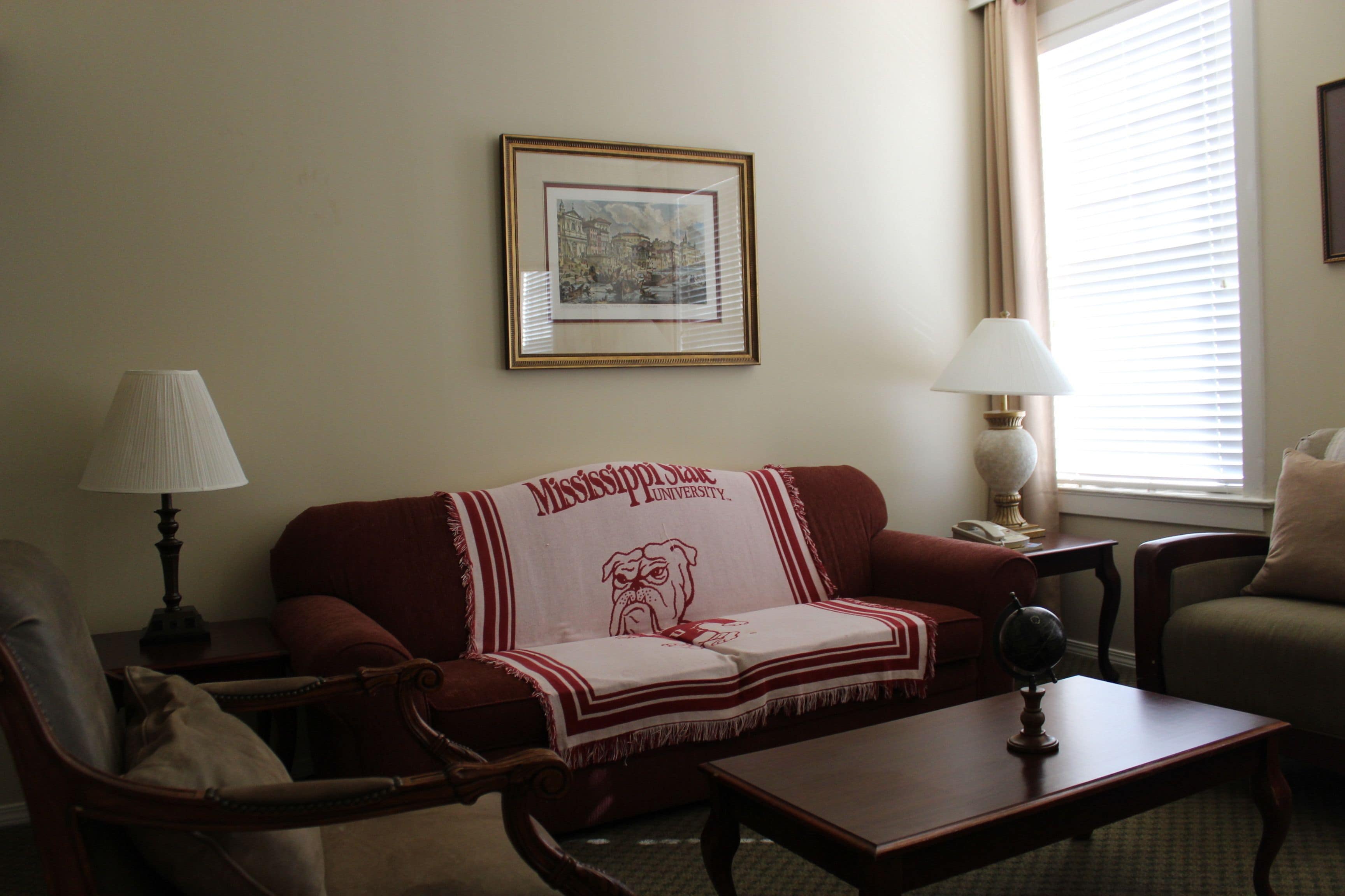 queen suite | living area | tv