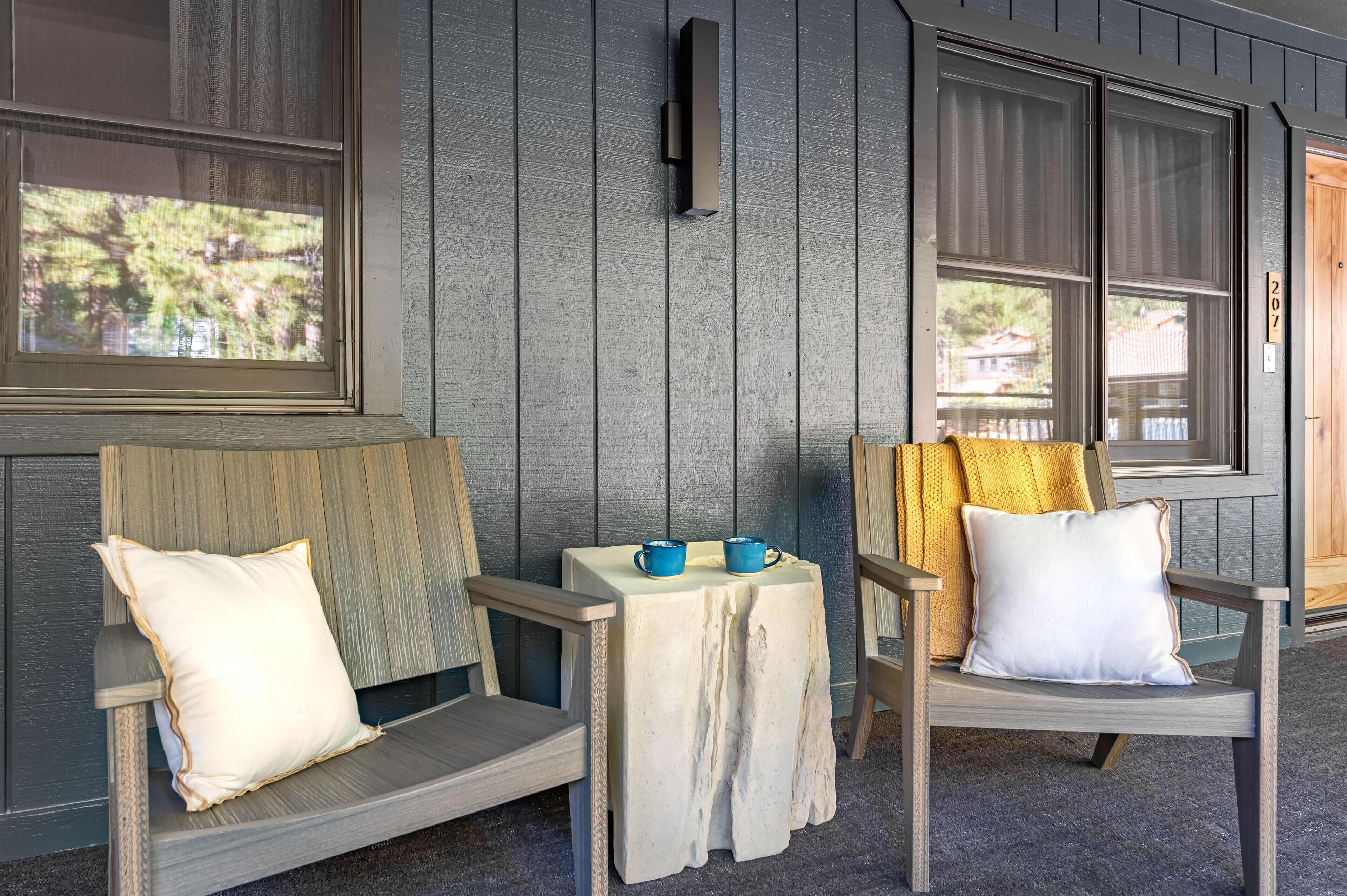 高級寢具、記憶棉床墊、房內夾萬、書桌