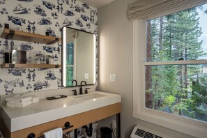 Regadera, amenidades de baño de diseñador, secadora de cabello, toallas