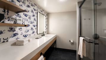Signature Room, 1 King Bed | Bathroom | Shower, designer toiletries, hair dryer, towels