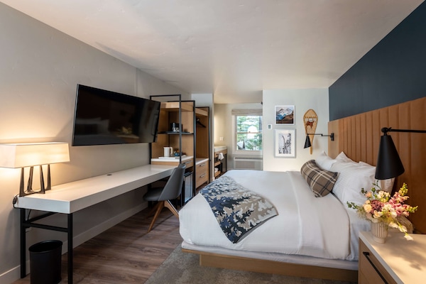 Standard Room, 1 King Bed | Premium bedding, memory foam beds, in-room safe, desk