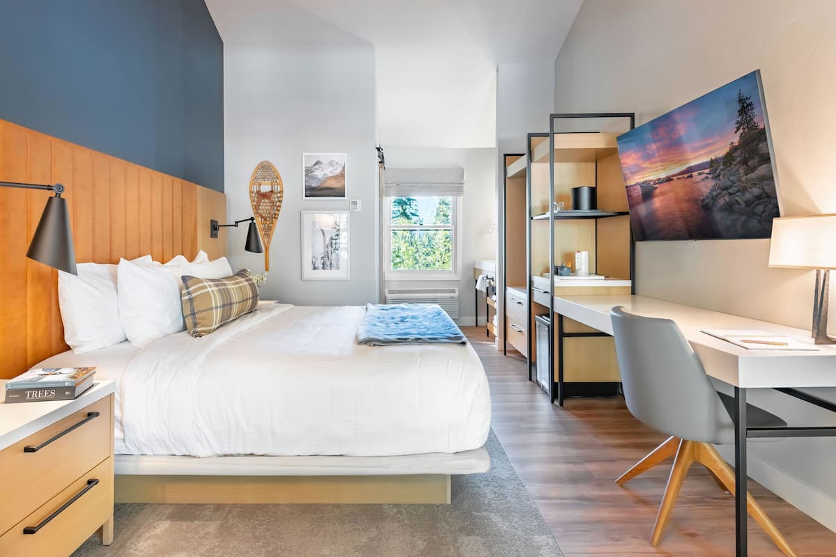 Premium Room, 1 King Bed | Premium bedding, memory foam beds, in-room safe, desk