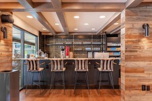 2 bars/lounges, lobby lounge