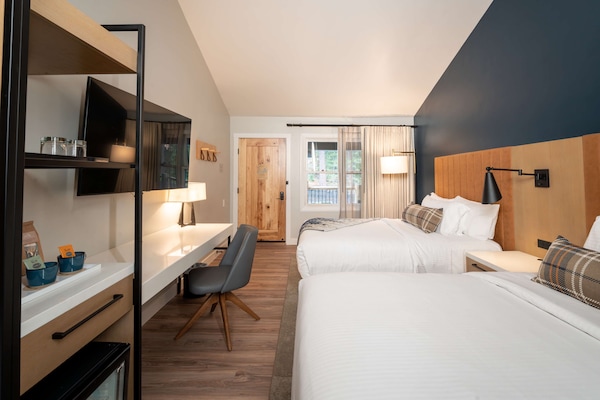Premium kamer, 2 queensize bedden | Luxe beddengoed, bedden met traagschuimmatrassen, een kluis op de kamer