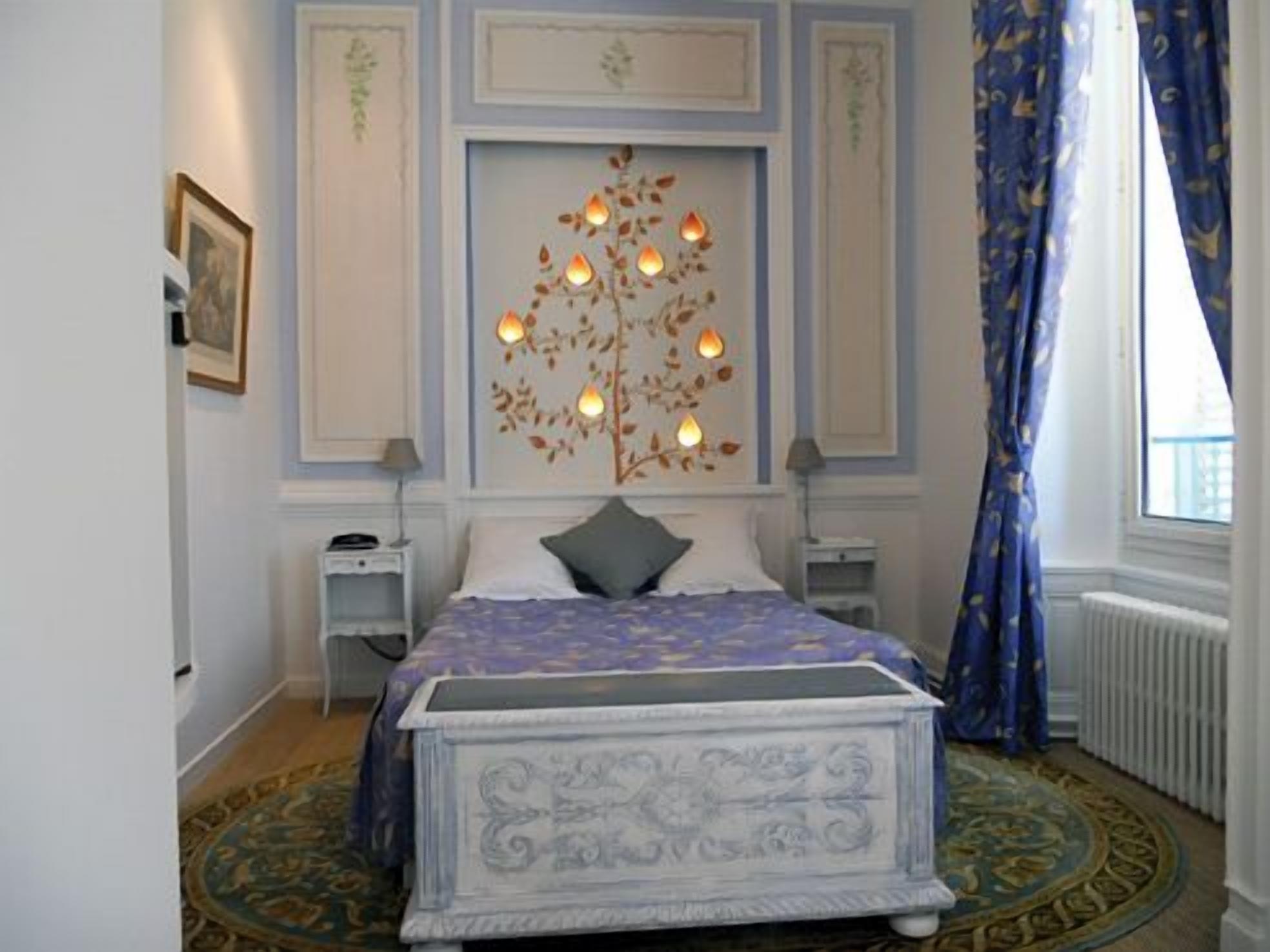 minibar, desk, soundproofing, iron/ironing board