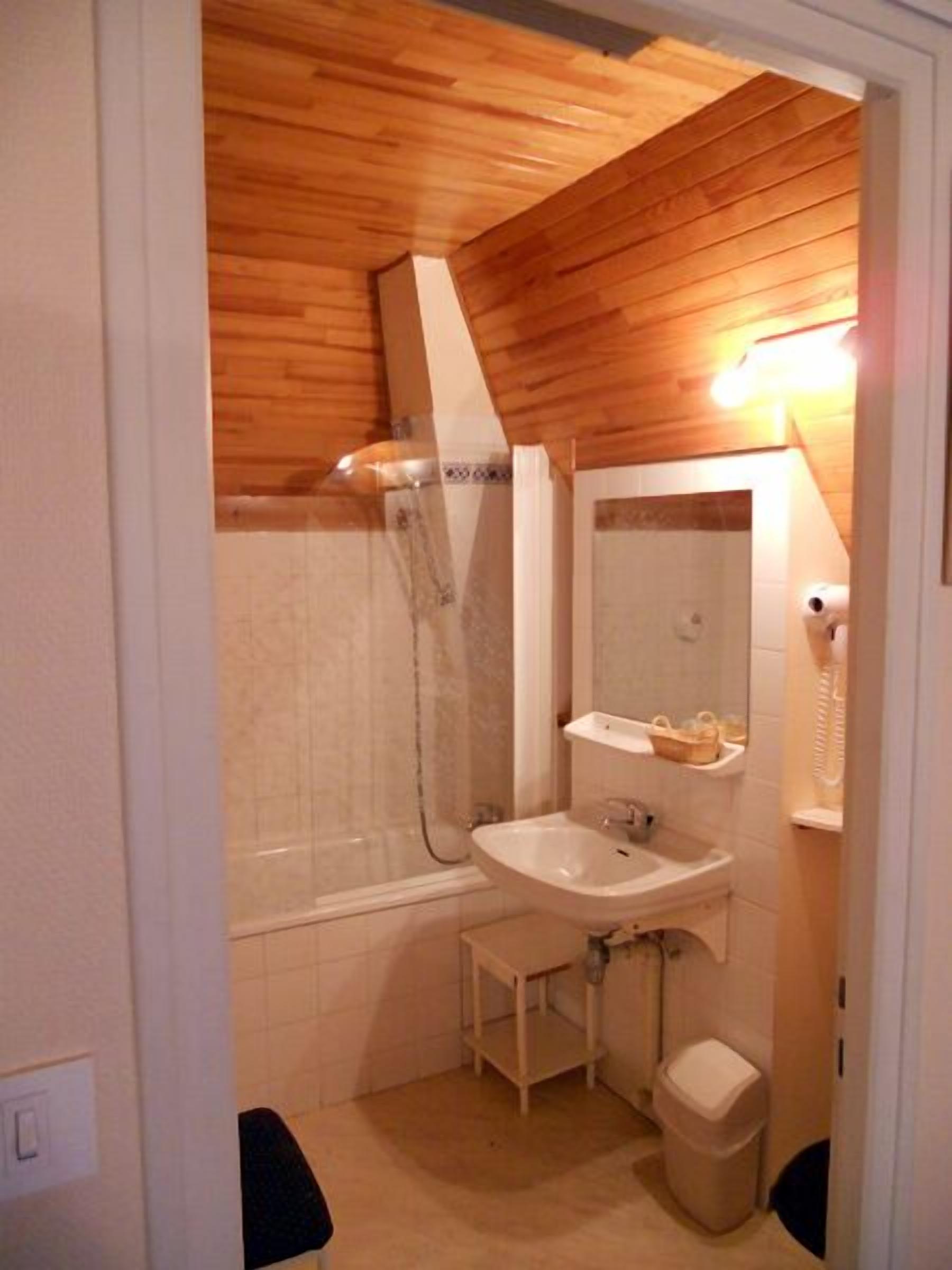 rainfall showerhead, free toiletries, hair dryer