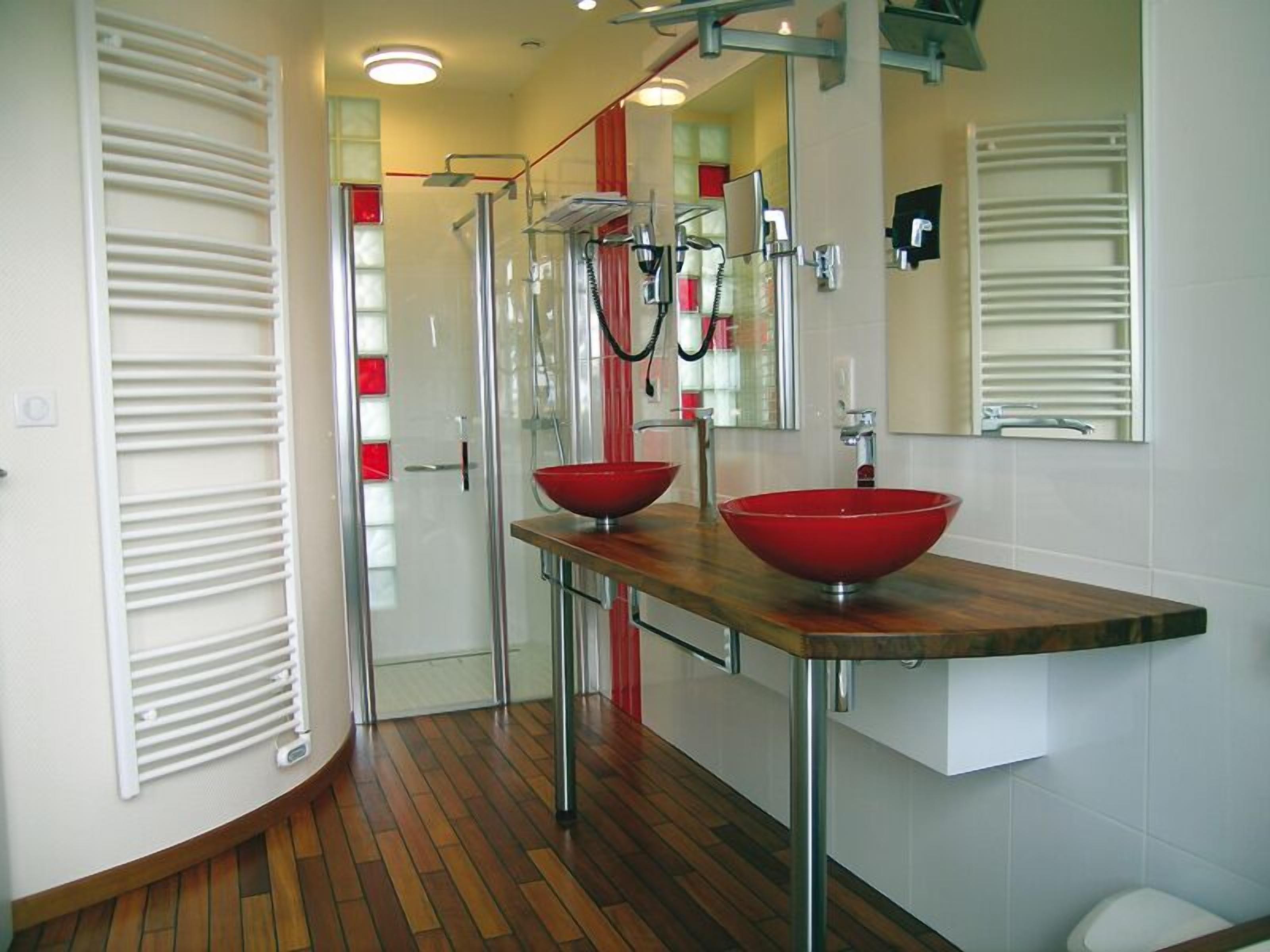 rainfall showerhead, free toiletries, hair dryer