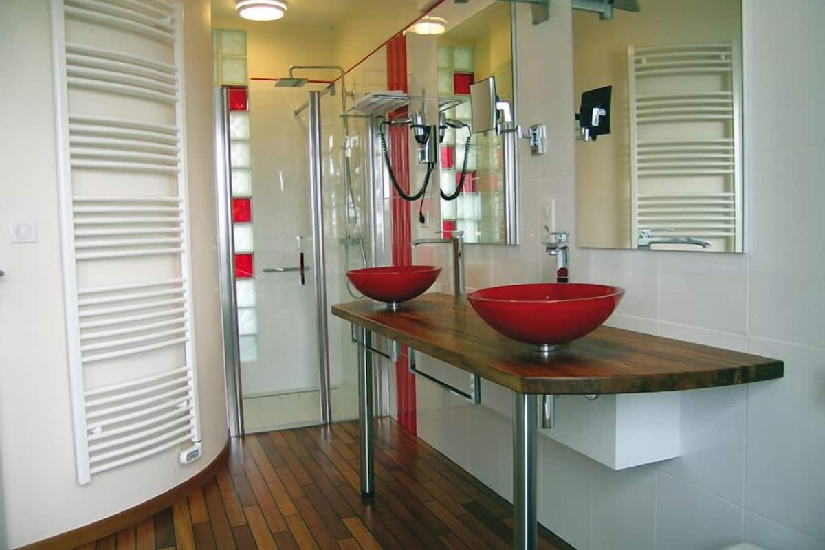 rainfall showerhead, free toiletries, hair dryer