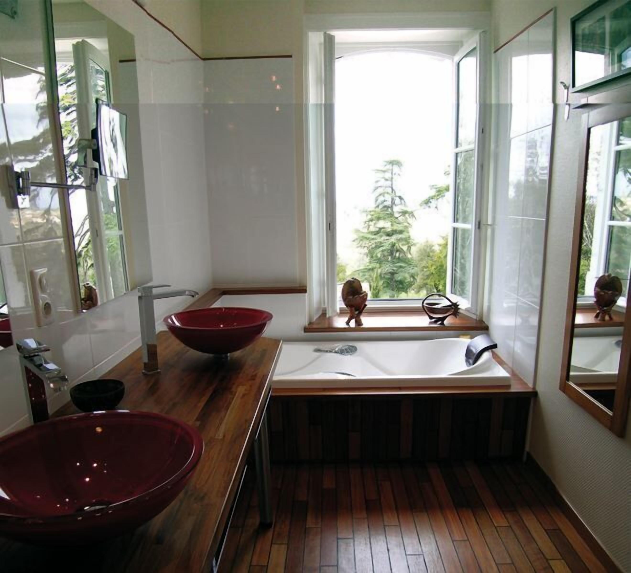 rainfall showerhead, free toiletries, hair dryer