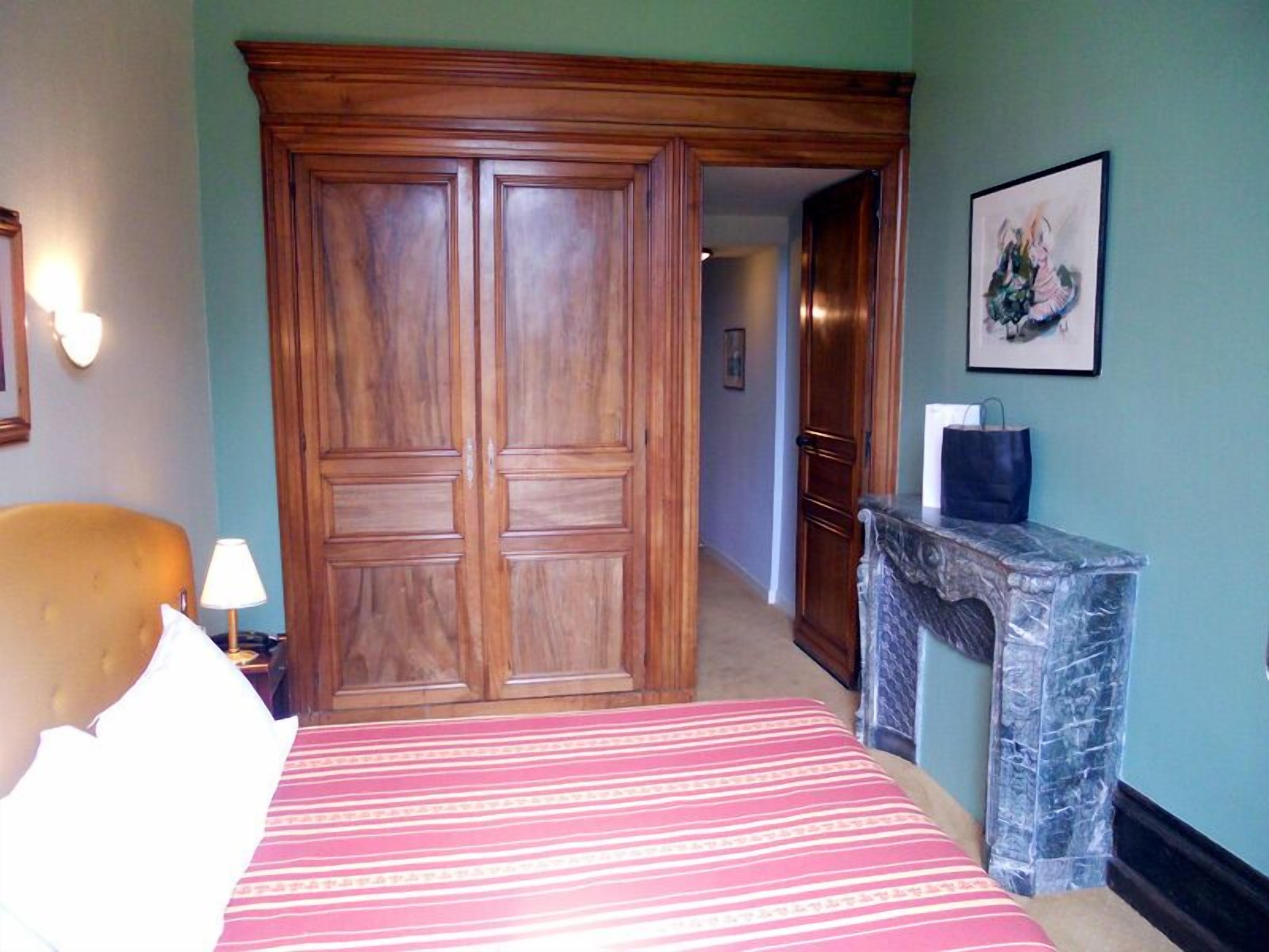 minibar, desk, soundproofing, iron/ironing board