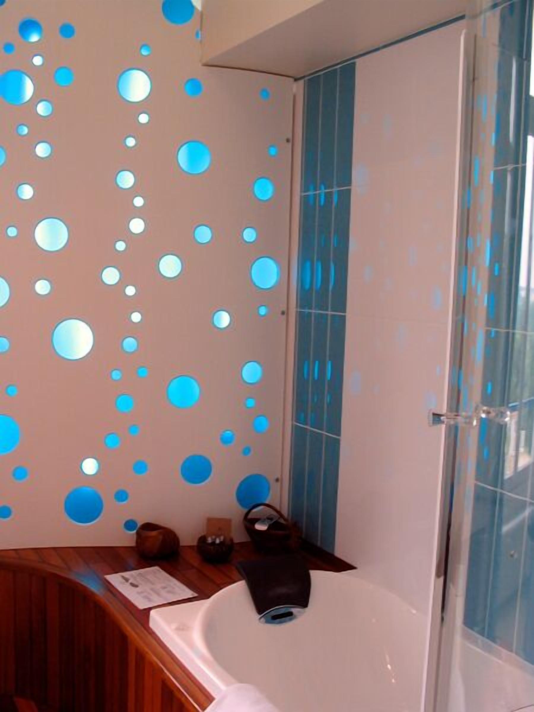 rainfall showerhead, free toiletries, hair dryer