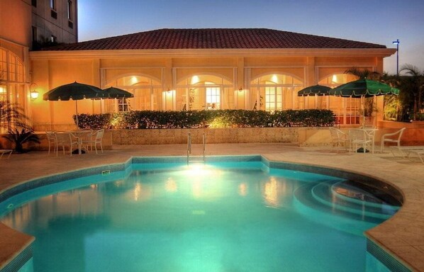 Außenpool, Liegestühle