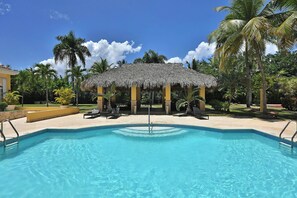 Piscine extérieure, chaises longues