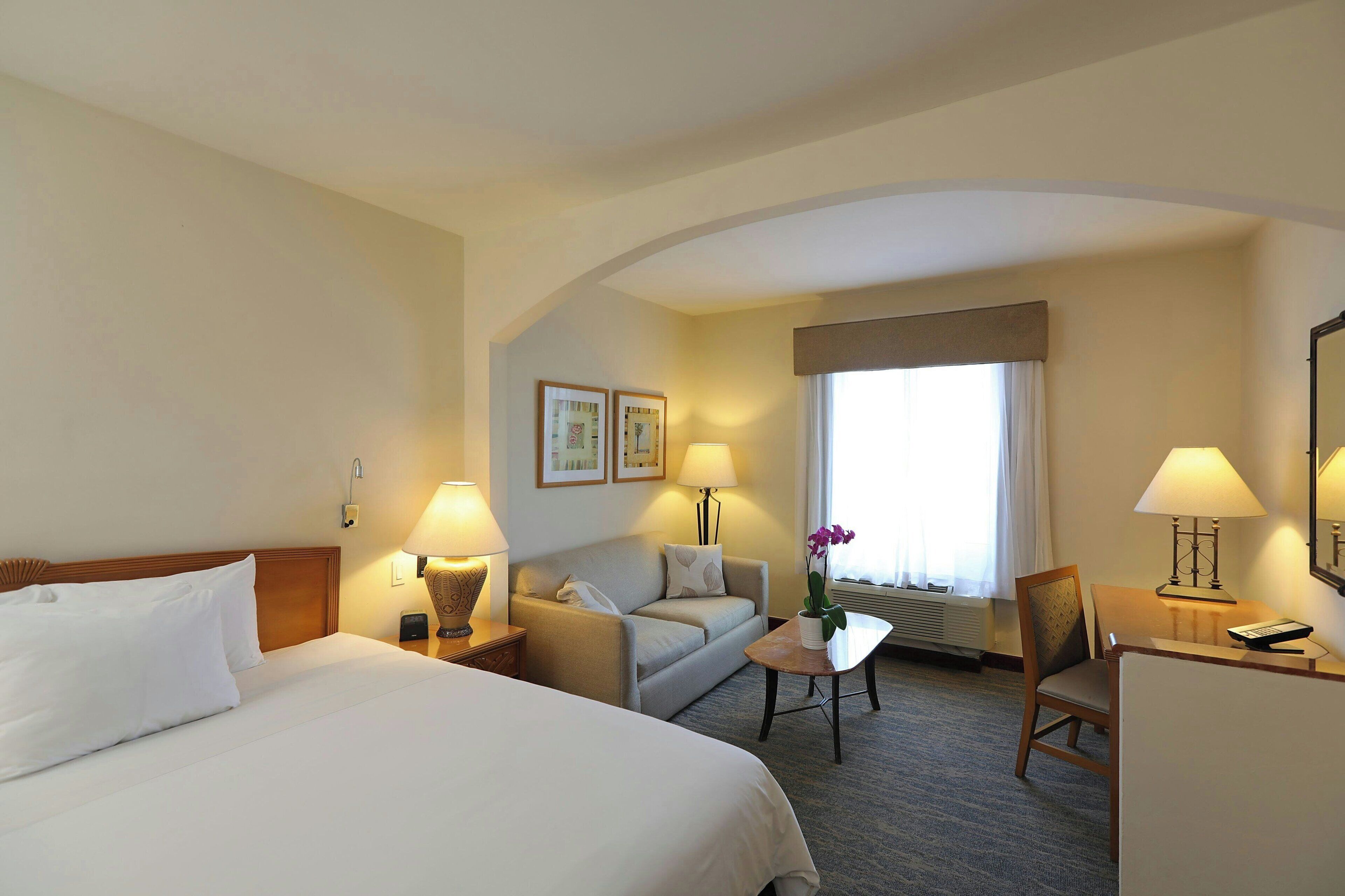 deluxe room, 1 king bed, partial ocean view | 1 bedroom, pillow-top beds, minibar, in-room safe