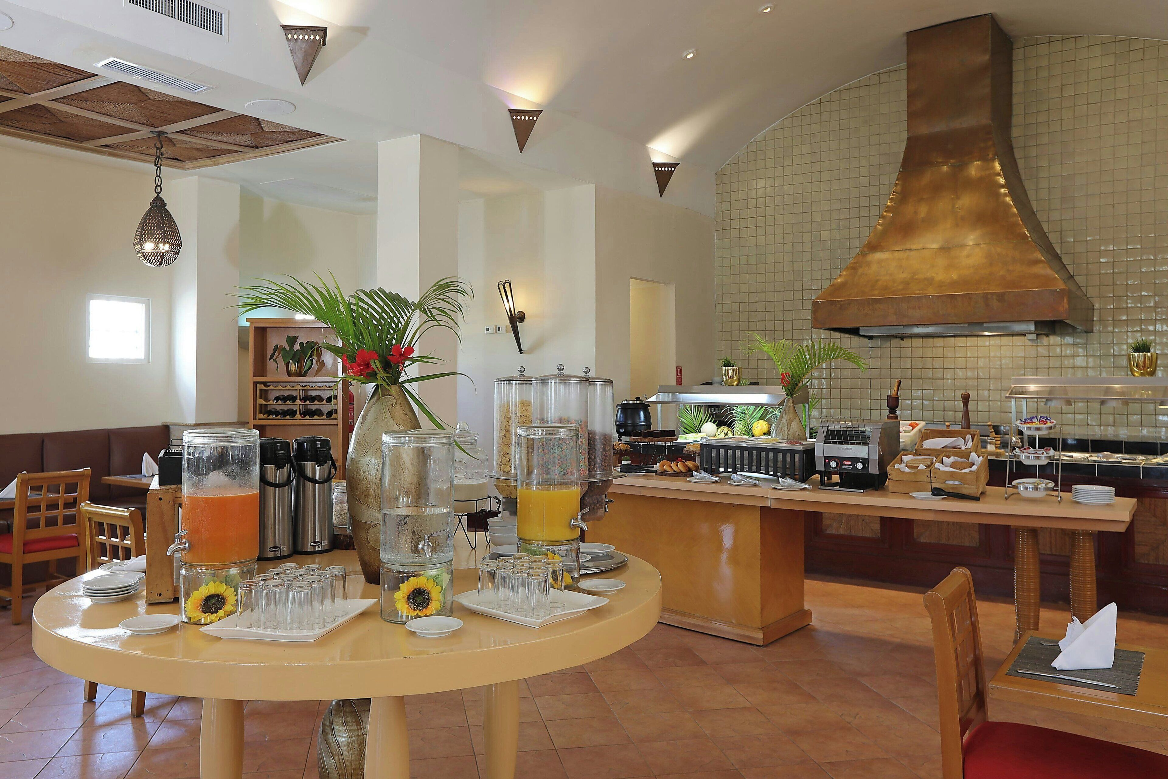 breakfast, lunch, dinner served; international cuisine