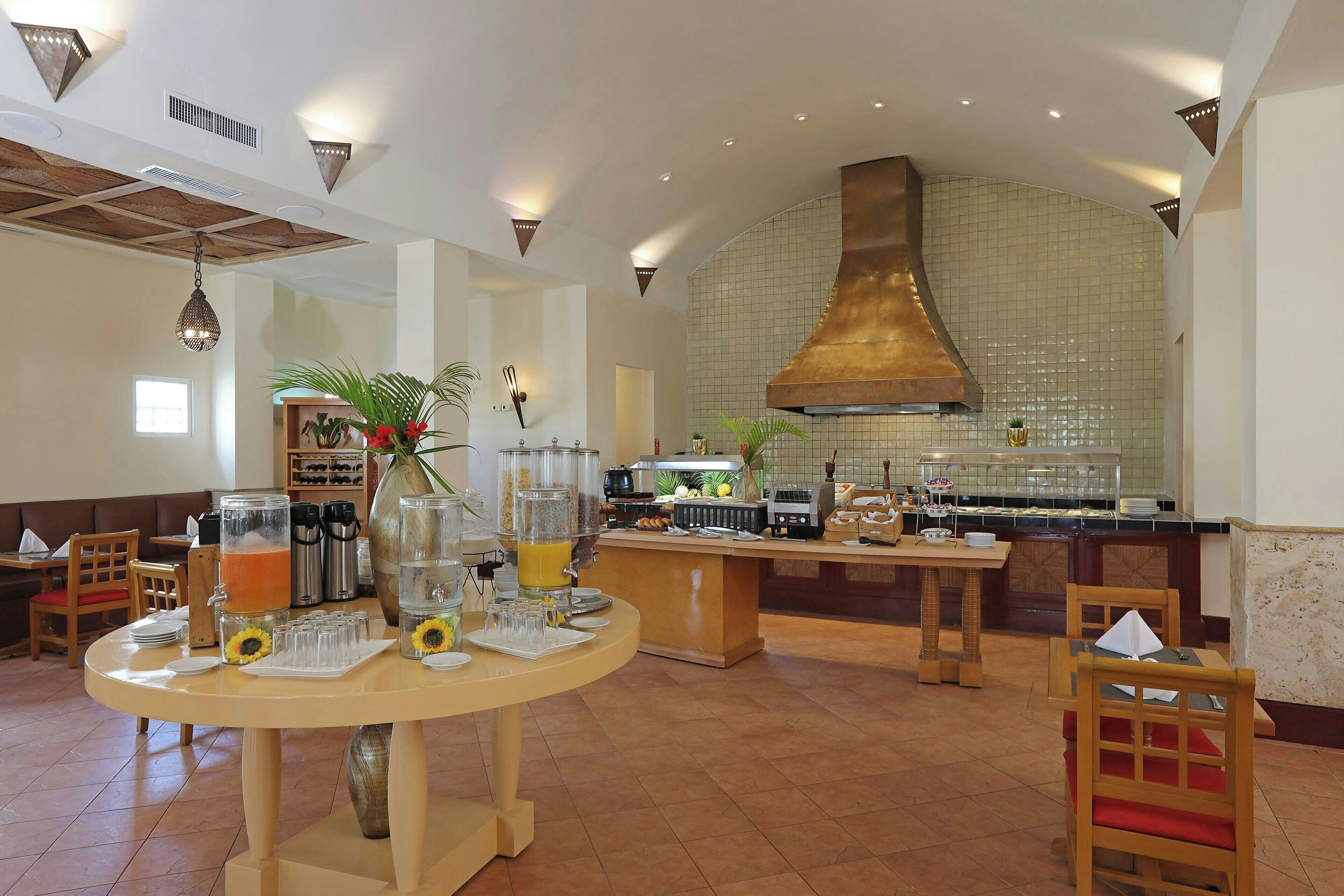 breakfast, lunch, dinner served; international cuisine