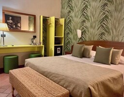 Camera con letto matrimoniale o 2 letti singoli | Minibar, una cassaforte in camera, una scrivania, insonorizzazione
