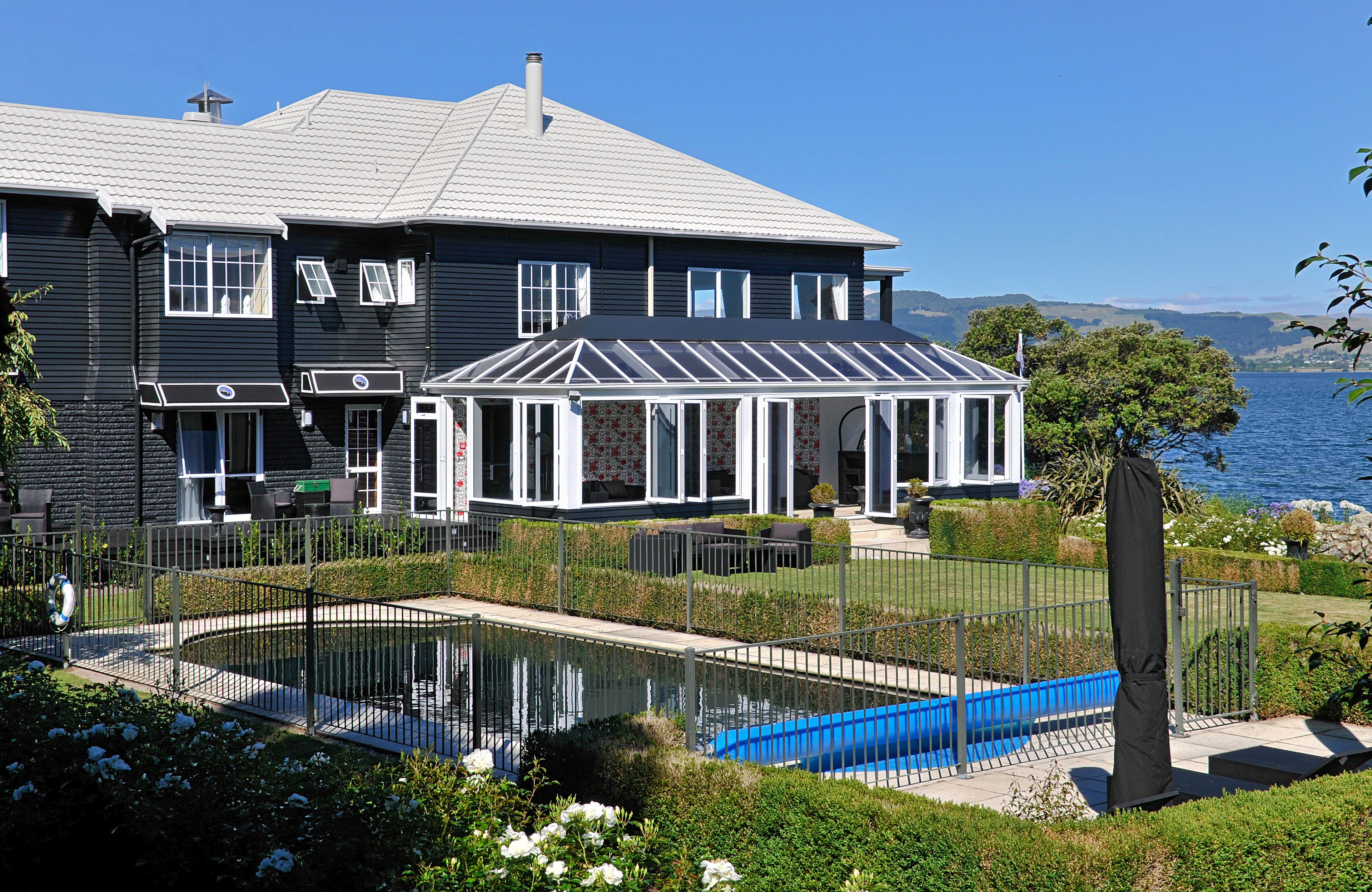 Piscine extérieure, parasols de plage, chaises longues