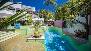 Piscine extérieure, parasols de plage, chaises longues