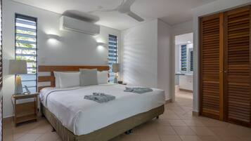 Suite (Peninsula) | 1 bedroom, premium bedding, in-room safe, laptop workspace