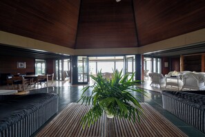 Villa de lujo, 2 habitaciones, alberca privada, vista al océano | Área de sala de estar