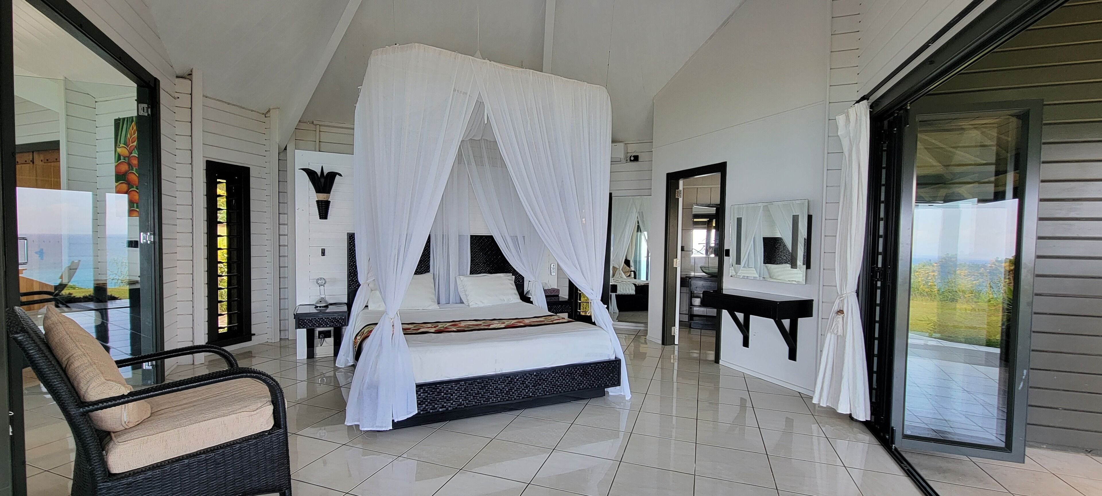 Vil·la de luxe, primera línia de mar | Minibar, caixa forta a l'habitació i escriptori 