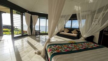 Luksusvilla, 2 soverom, privat basseng, havutsikt | Minibar, safe på rommet, skrivebord og lydisolert