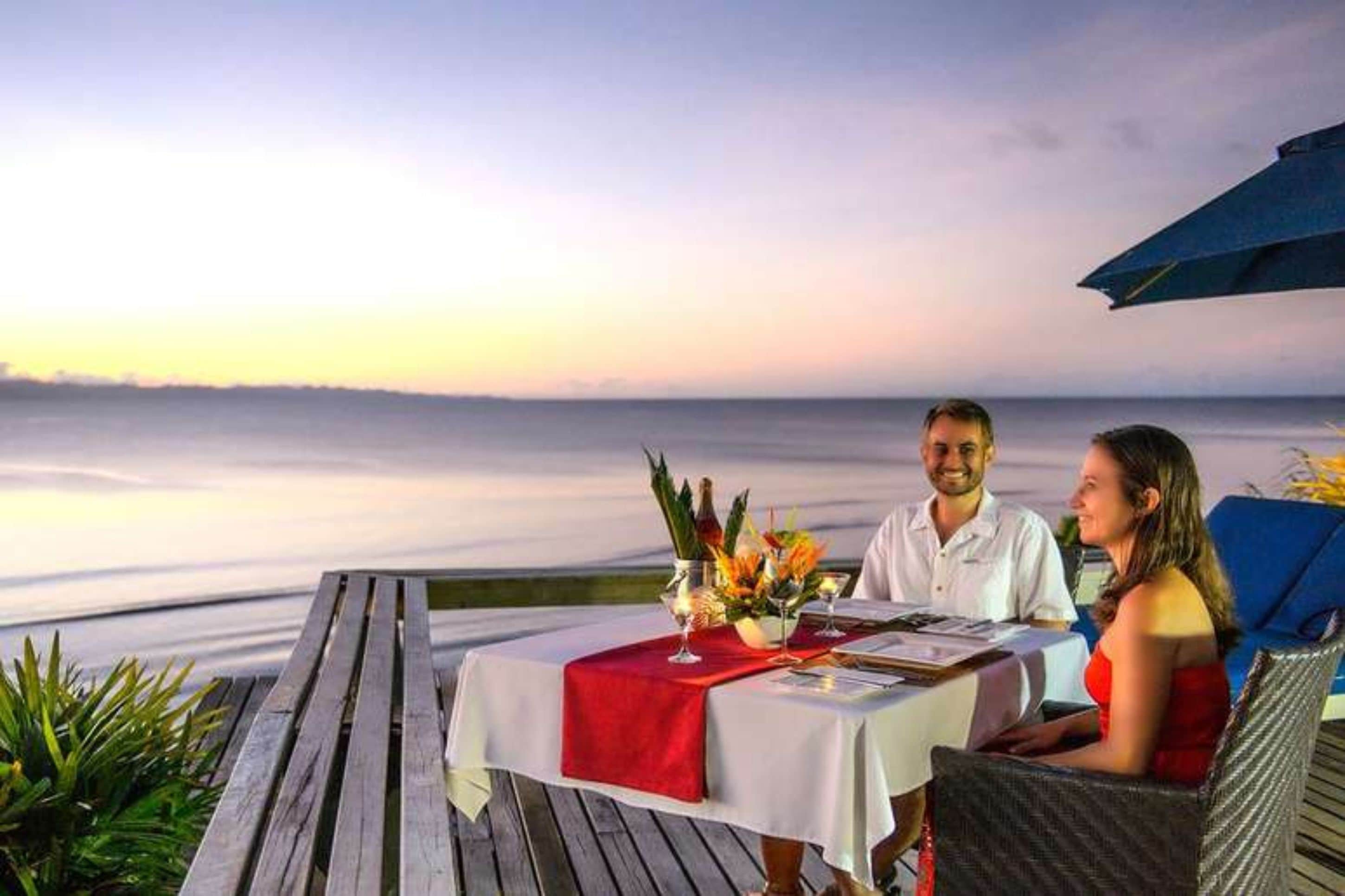 Ein Tisch für zwei in einem Restaurant am Meer mit Blick auf den Ozean.