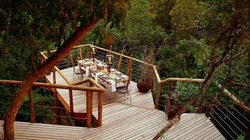 حيث تُقدم وجبات الإفطار، الغداء، العشاء، الأطباق المحلية