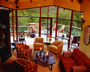 Lobby lounge