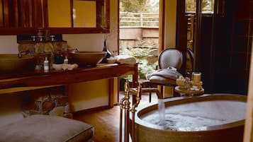 Tsala Suite | Deep-soaking bathtub