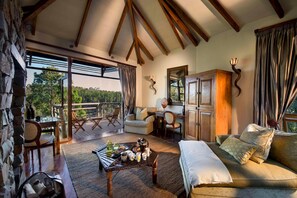 Flat-screen TV, fireplace, DVD player - Tsala Treetop Lodge (Plettenberg Bay)