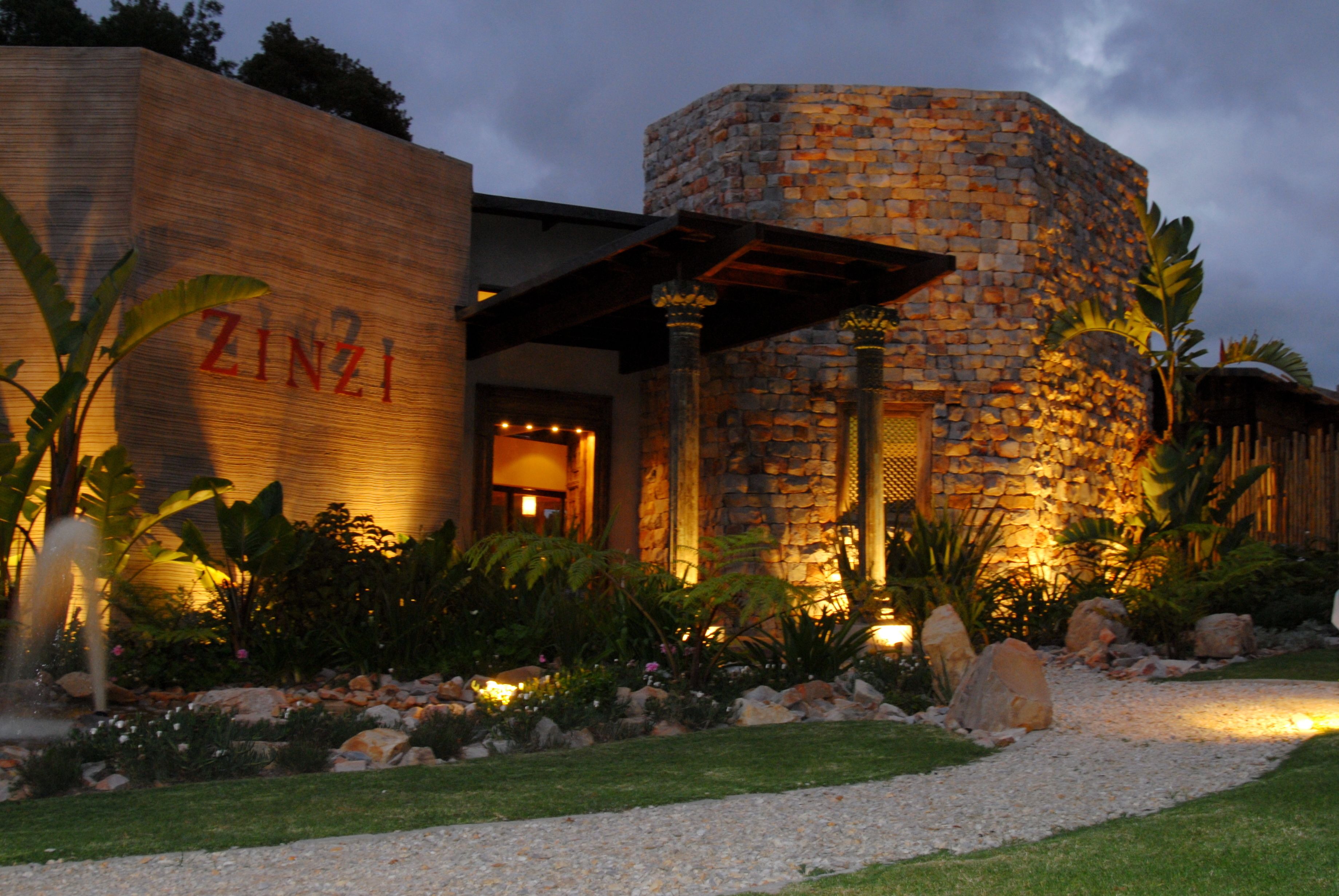 住宿正面 - 傍晚/夜晚