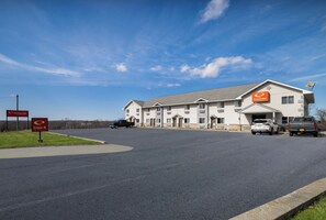 Front of property - Econo Lodge Inn & Suites Canandaigua - Fingers Lake Area (Canandaigua)