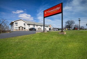 Exterior - Econo Lodge Inn & Suites Canandaigua - Fingers Lake Area (Canandaigua)