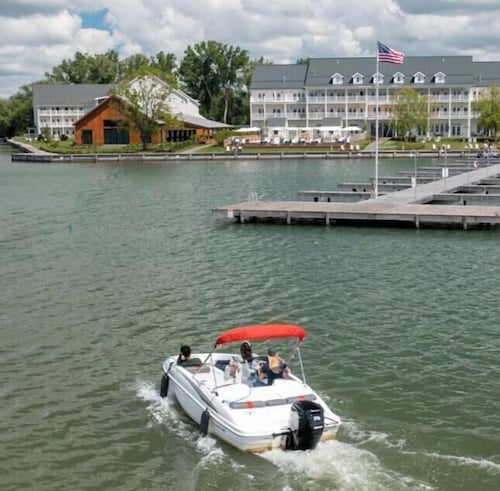 Econo Lodge Inn & Suites Canandaigua - Fingers Lake Area