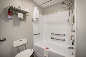 Bathroom - Econo Lodge Inn & Suites Canandaigua - Fingers Lake Area (Canandaigua)