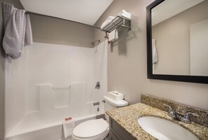 Combined shower/tub, free toiletries, hair dryer, towels