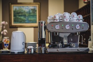 A coffee machine with multiple coffee cups and a coffee pot on a counter. - Bandama Golf Hotel (Santa Brigida)