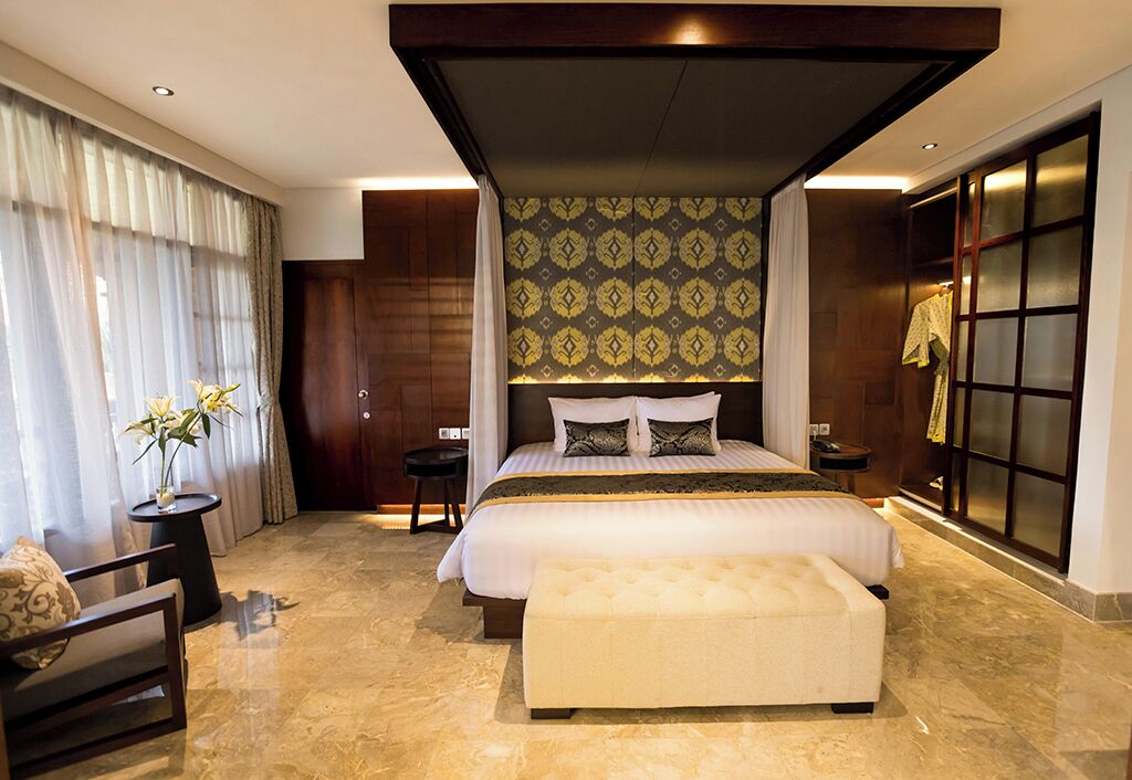 Suite Room | Minibar, in-room safe, desk, laptop workspace