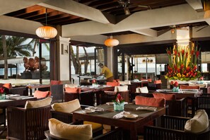 2 restaurants, breakfast served - Puri Santrian (Denpasar)