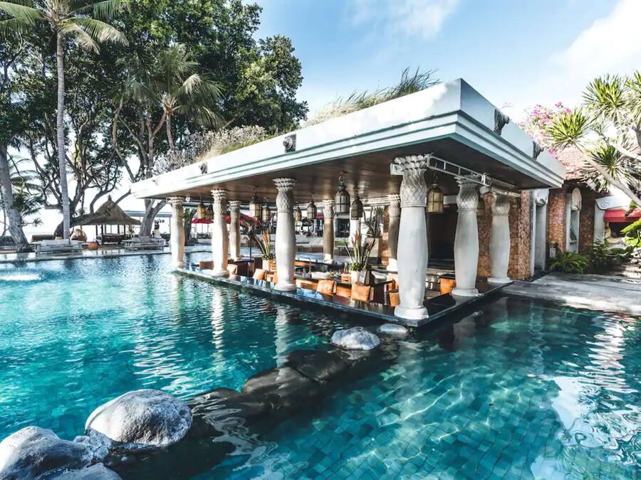 2 kolam renang outdoor, dengan cabana gratis dan kursi berjemur