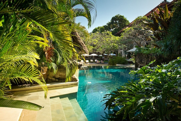 2 outdoor pools, free pool cabanas, pool loungers