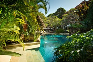 2 outdoor pools, free pool cabanas, pool loungers