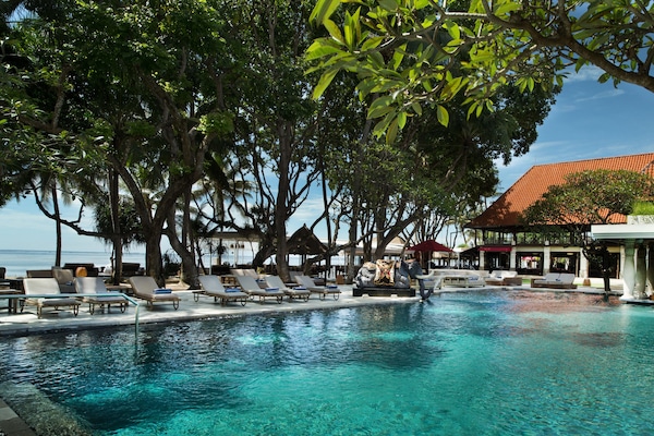 2 kolam renang terbuka, kabana percuma, kerusi lepak pantai