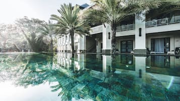 2 kolam renang outdoor, dengan cabana gratis dan kursi berjemur
